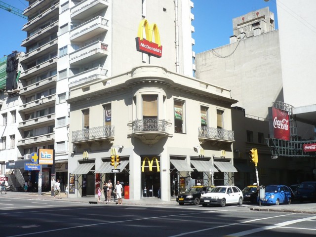 Mc_Donalds_-_Calle_18_de_Julio_esquina_Gaboto_-_panoramio